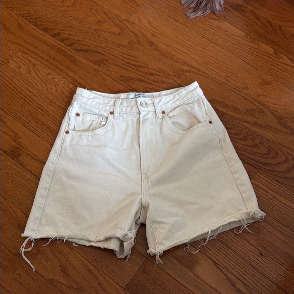 Stradivarius white denim Shorts (High-Waisted) size 4